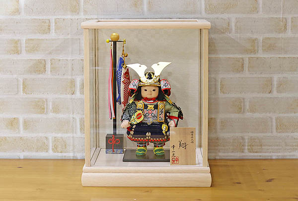 幸一光　 五月人形　翔（しょう） 黒小札紺糸威 鯉幟 ホワイトオーク材 市松文様バック ガラスケース　詳細画像