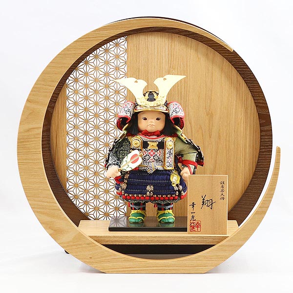 翔（しょう） 黒小札紺糸威 透かし麻の葉模様 木製 円形 三日月形飾り台 (大)