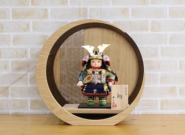 五月人形 幸一光 翔(しょう) 黒小札紺糸威 透かし麻の葉模様 木製 円形 三日月形飾り台 (大) 詳細画像 幸一光 五月人形 翔(しょう) 黒小札紺糸威 透かし麻の葉模様 木製 円形 三日月形飾り台 (大) 詳細画像