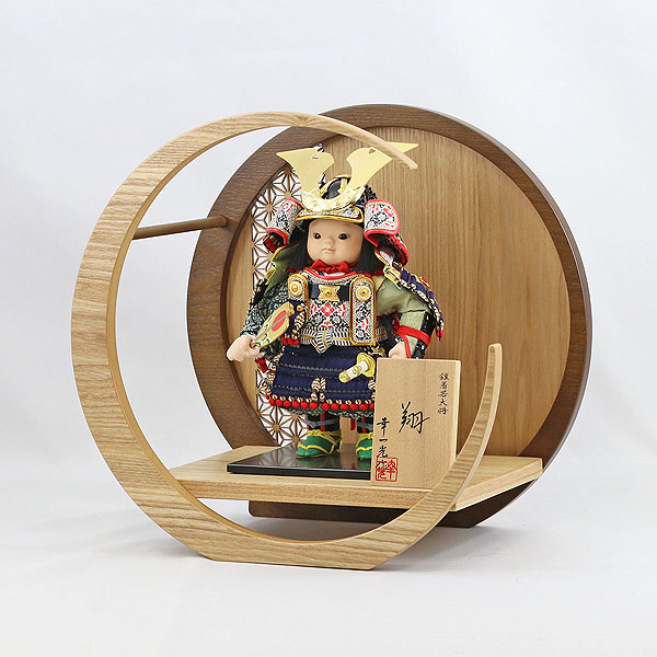 五月人形 幸一光 翔(しょう) 黒小札紺糸威 透かし麻の葉模様 木製 円形 三日月形飾り台 (小) 詳細画像 幸一光 五月人形 翔(しょう) 黒小札紺糸威 透かし麻の葉模様 木製 円形 三日月形飾り台 (小) 詳細画像