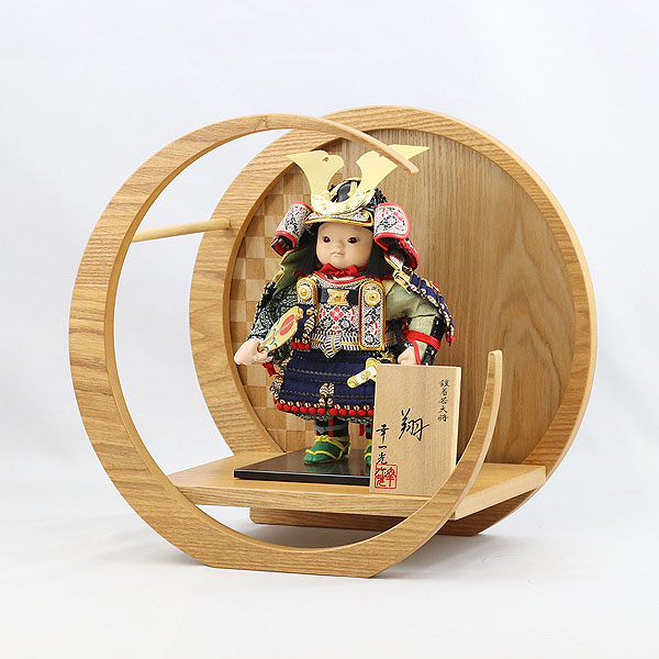 五月人形 幸一光 翔(しょう) 黒小札紺糸威 市松模様 木製 円形 三日月形飾り台(小) 詳細画像 幸一光 五月人形 翔(しょう) 黒小札紺糸威 市松模様 木製 円形 三日月形飾り台(小) 詳細画像