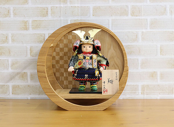 五月人形 幸一光 翔(しょう) 黒小札紺糸威 市松模様 木製 円形 三日月形飾り台(小) 詳細画像 幸一光 五月人形 翔(しょう) 黒小札紺糸威 市松模様 木製 円形 三日月形飾り台(小) 詳細画像