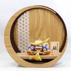 颯 「天」 伊達 透かし麻の葉模様 木製 円形 三日月形飾り台 (小) 兜飾り