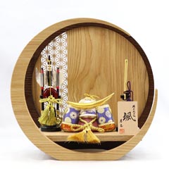 颯 「天」 伊達 弓太刀 透かし麻の葉模様 木製 円形 三日月形飾り台 (小) 兜飾り