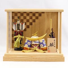 五月人形: 颯 「天」 伊達 弓太刀 白木 市松文様 アクリルケース 兜飾り