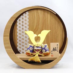 五月人形: 颯 「天」 大鍬形 透かし麻の葉模様 木製 円形 三日月形飾り台 (小) 兜飾り