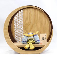五月人形: 颯 「青」 伊達 透かし麻の葉模様 木製 円形 三日月形飾り台 (小) 兜飾り