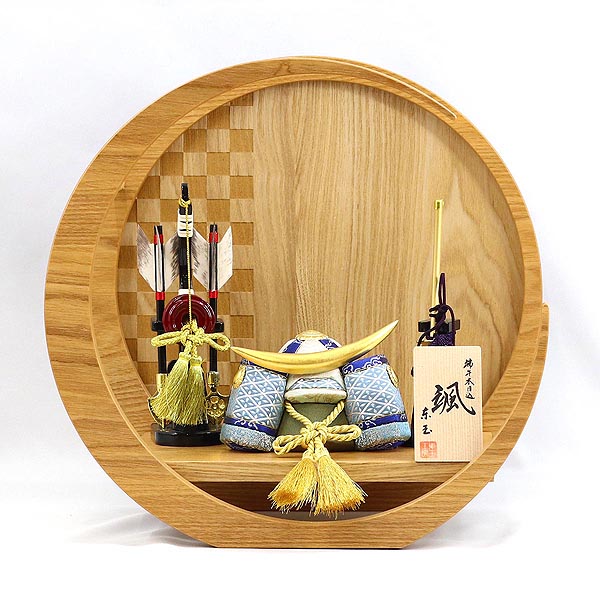 颯 「青」 伊達 弓太刀 市松模様 木製 円形 三日月形飾り台（小） 兜飾り