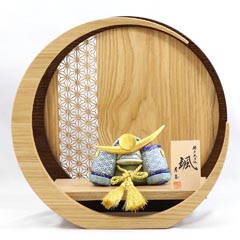 颯 「青」 上杉 透かし麻の葉模様 木製 円形 三日月形飾り台 (小) 兜飾り