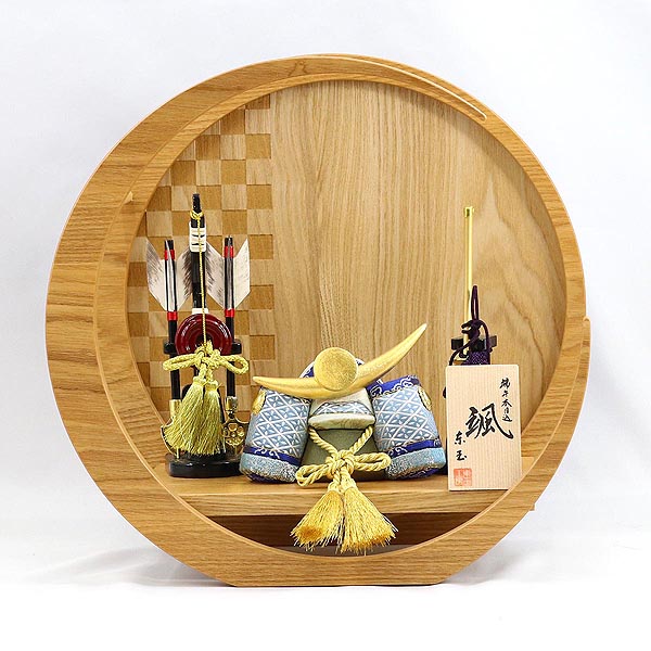 颯 「青」 上杉 弓太刀 市松模様 木製 円形 三日月形飾り台（小） 兜飾り