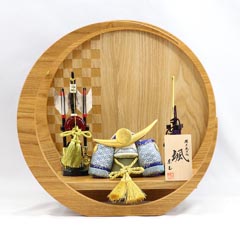 颯 「青」 上杉 弓太刀 市松模様 木製 円形 三日月形飾り台(小) 兜飾り