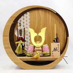 五月人形: 颯 「緑」 中鍬形 弓太刀 透かし麻の葉模様 木製 円形 三日月形飾り台 (小) 兜飾り