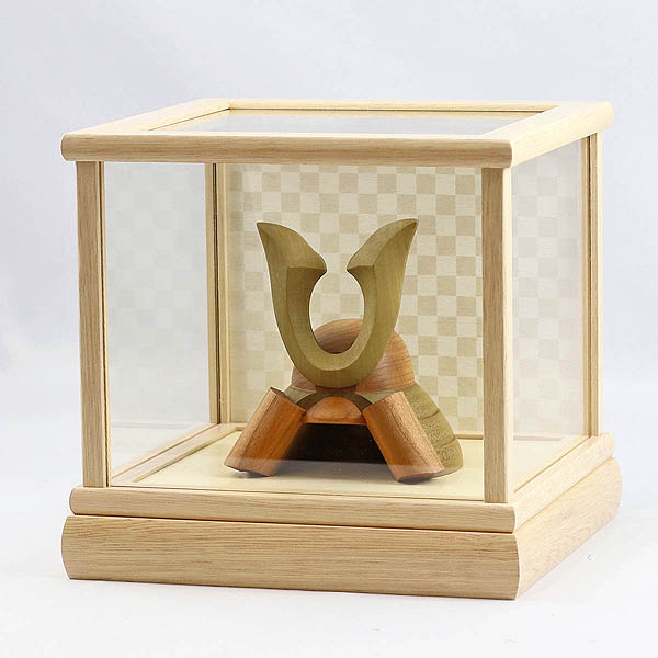 WOODY　 五月人形　木製 無垢材の兜 muku （むく） 立体大鍬形 ホワイトオーク材 市松文様バック ガラスケース飾り　詳細画像