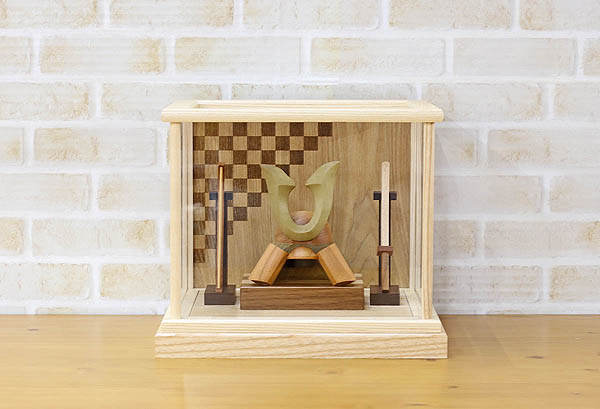 五月人形 WOODY 木製 無垢材の兜 muku (むく) 立体大鍬形 弓・太刀 白木 市松文様 アクリルケース飾り 詳細画像 WOODY 五月人形 木製 無垢材の兜 muku (むく) 立体大鍬形 弓・太刀 白木 市松文様 アクリルケース飾り 詳細画像