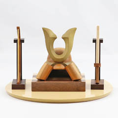 五月人形: 木製 無垢材の兜 muku （むく） 立体大鍬形 弓・太刀 ハードメイプル突板 半円形敷板セット