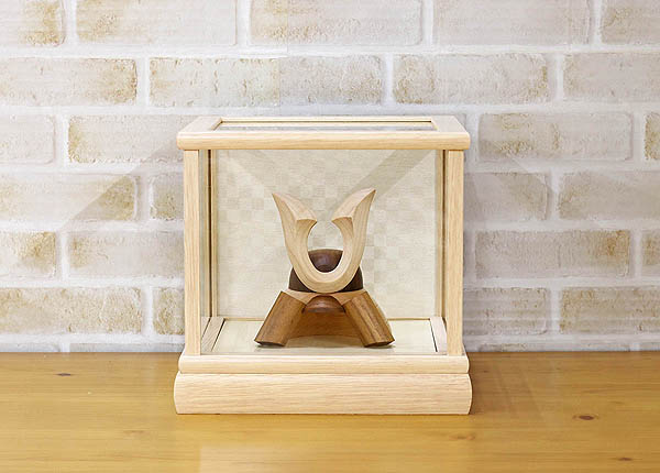 WOODY　 五月人形　木製 無垢材の兜 muku （むく） 立体大鍬形 ホワイトオーク材 市松文様バック ガラスケース飾り　詳細画像