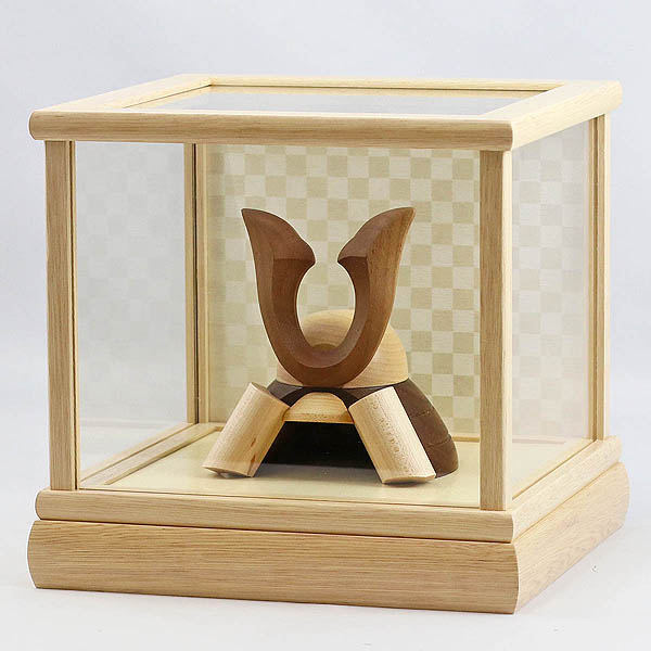 WOODY　 五月人形　木製 無垢材の兜 muku （むく） 立体大鍬形 ホワイトオーク材 市松文様バック ガラスケース飾り　詳細画像