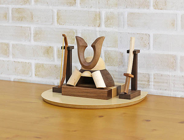 WOODY　 五月人形　木製 無垢材の兜 muku （むく） 立体大鍬形 弓・太刀 ハードメイプル突板 半円形敷板セット　詳細画像