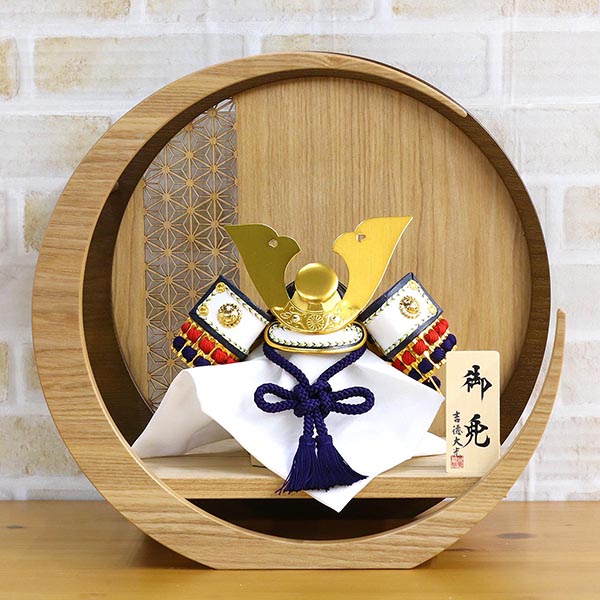 吉徳　 五月人形　兜飾り 豆 大鍬形 透かし麻の葉模様 木製 円形 三日月形飾り台 (小)　詳細画像