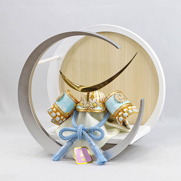 平安豊久　 五月人形　平安豊久作 水色正絹威 若竹 伊達政宗 兜 白銀 木製 円形 三日月形飾り台 (小)　詳細画像