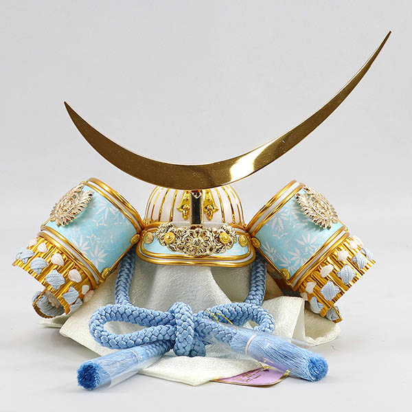 平安豊久　 五月人形　平安豊久作 水色正絹威 若竹 伊達政宗 兜 白銀 木製 円形 三日月形飾り台 (小)　詳細画像