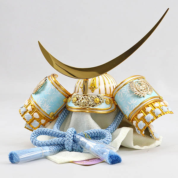 平安豊久　 五月人形　平安豊久作 水色正絹威 若竹 伊達政宗 兜 白銀 木製 円形 三日月形飾り台 (小)　詳細画像