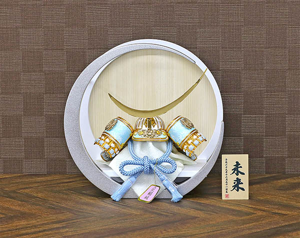 平安豊久　 五月人形　平安豊久作 水色正絹威 若竹 伊達政宗 兜 白銀 木製 円形 三日月形飾り台 (小)　詳細画像