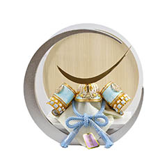 五月人形: 平安豊久作 水色正絹威 若竹 伊達政宗 兜 白銀 木製 円形 三日月形飾り台 (小)