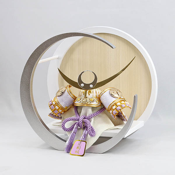 平安豊久　 五月人形　平安豊久作 藤色正絹威 若竹 上杉謙信 兜 白銀 木製 円形 三日月形飾り台 (小)　詳細画像