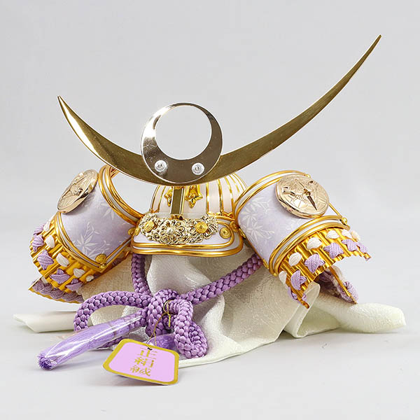 平安豊久　 五月人形　平安豊久作 藤色正絹威 若竹 上杉謙信 兜 白銀 木製 円形 三日月形飾り台 (小)　詳細画像