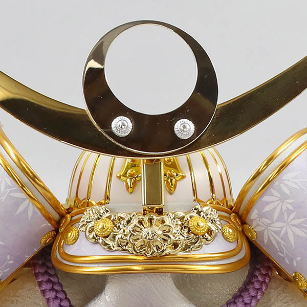 平安豊久　 五月人形　平安豊久作 藤色正絹威 若竹 上杉謙信 兜 白銀 木製 円形 三日月形飾り台 (小)　詳細画像