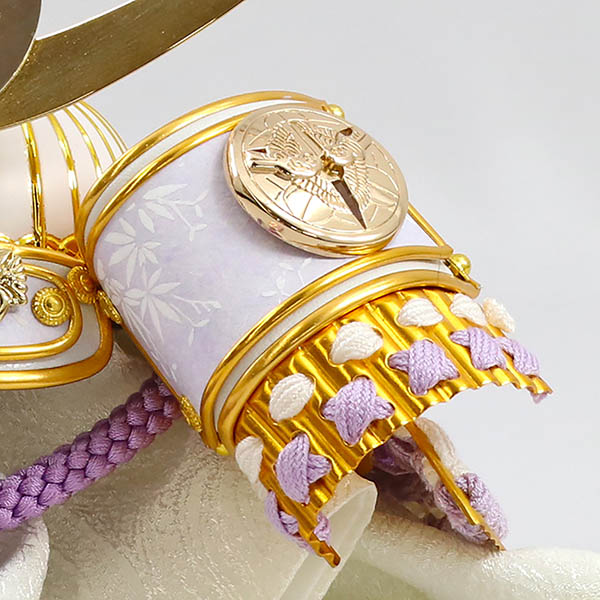 平安豊久　 五月人形　平安豊久作 藤色正絹威 若竹 上杉謙信 兜 白銀 木製 円形 三日月形飾り台 (小)　詳細画像