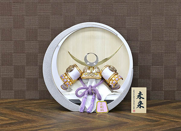 平安豊久　 五月人形　平安豊久作 藤色正絹威 若竹 上杉謙信 兜 白銀 木製 円形 三日月形飾り台 (小)　詳細画像