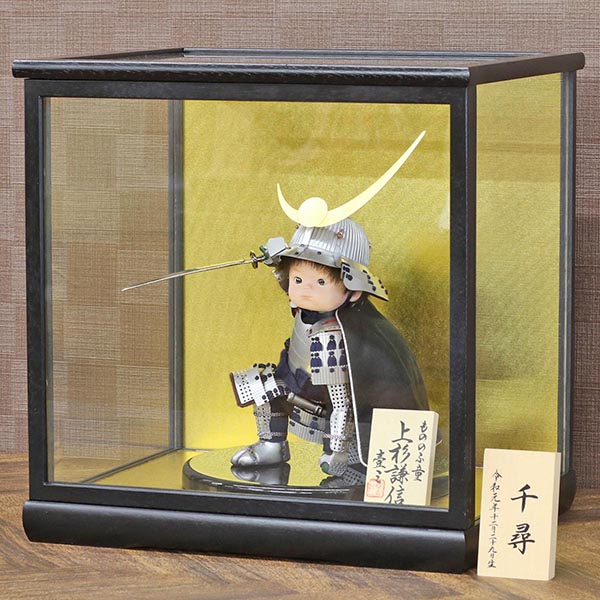 五月人形 壹三 壹三作 もののふ童シリーズ 英雄見参上杉謙信 壱三(いちぞう) 黒塗ケース飾り 詳細画像 壹三 五月人形 壹三作 もののふ童シリーズ 英雄見参上杉謙信 壱三(いちぞう) 黒塗ケース飾り 詳細画像