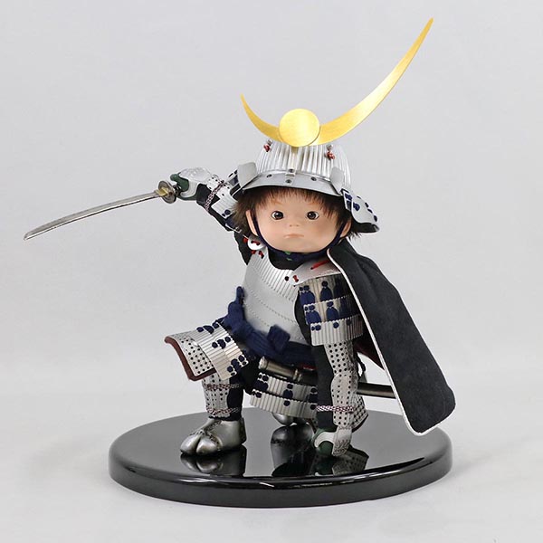 壹三　 五月人形　壹三作 もののふ童シリーズ 英雄見参 上杉謙信 壱三（いちぞう） 金屏風 ハードメイプル突板 円形台飾り　詳細画像