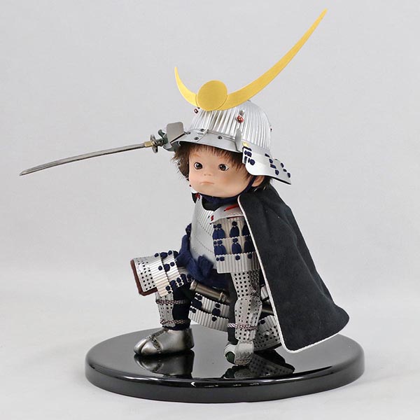 壹三　 五月人形　壹三作 もののふ童シリーズ 英雄見参 上杉謙信 壱三（いちぞう） 金屏風 ハードメイプル突板 円形台飾り　詳細画像