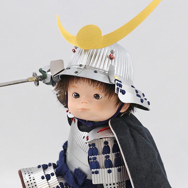 壹三　 五月人形　壹三作 もののふ童シリーズ 英雄見参 上杉謙信 壱三（いちぞう） 金屏風 ハードメイプル突板 円形台飾り　詳細画像