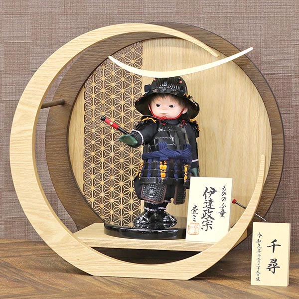五月人形 壹三 壹三作 もののふ童シリーズ 剣舞 伊達政宗 壱三(いちぞう) 透かし麻の葉模様 木製 円形 三日月形飾り台 (大) 詳細画像 壹三 五月人形 壹三作 もののふ童シリーズ 剣舞 伊達政宗 壱三(いちぞう) 透かし麻の葉模様 木製 円形 三日月形飾り台 (大) 詳細画像