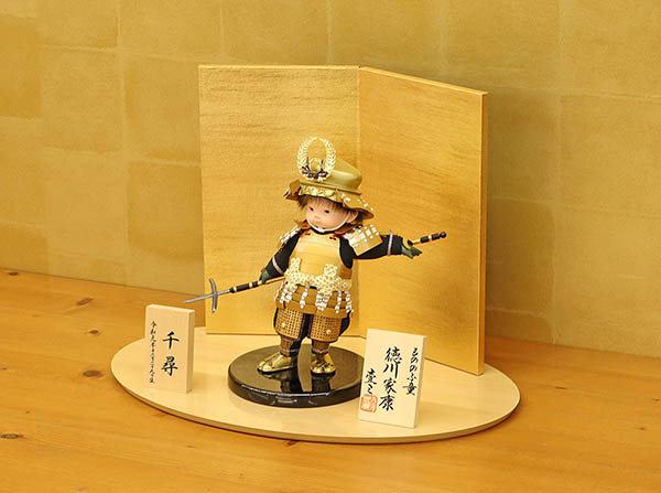 壹三　 五月人形　壹三作 もののふ童シリーズ 剣舞 徳川家康 壱三（いちぞう） 金屏風 ハードメイプル突板 円形台飾り　詳細画像