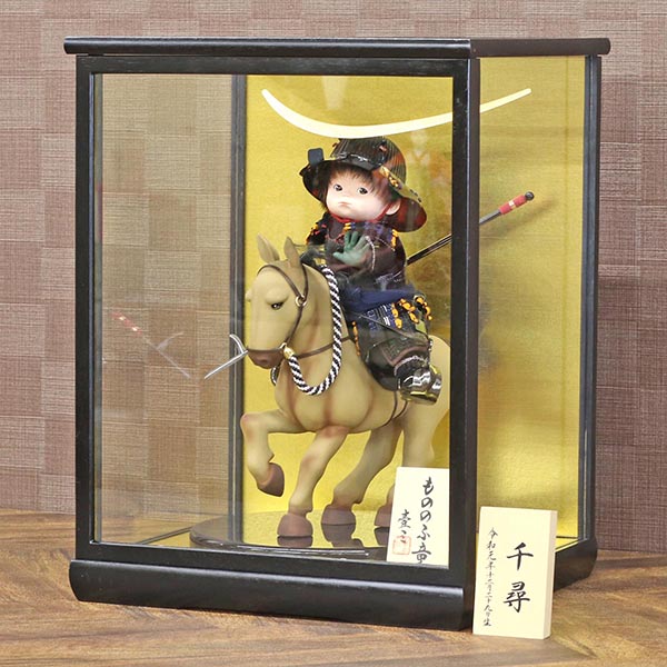 壹三　 五月人形　壹三作 もののふ童シリーズ 若駒河原毛馬(薄茶) 政宗参上 壱三（いちぞう） 黒塗ケース飾り　詳細画像