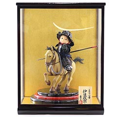 五月人形: 壹三作 もののふ童シリーズ 若駒河原毛馬(薄茶) 政宗参上 黒塗ケース飾り