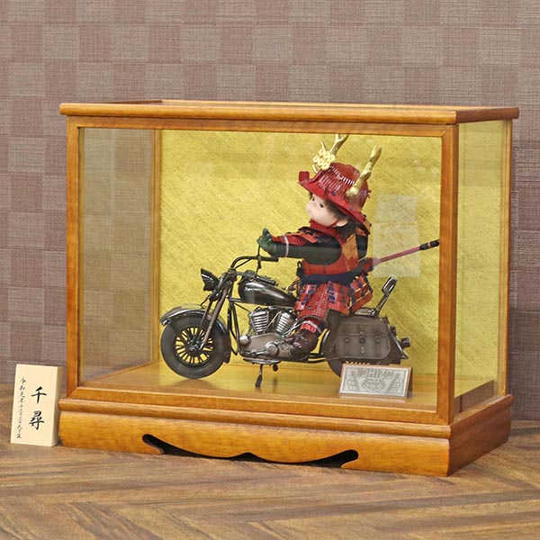 五月人形 壹三 壹三作 もののふ童シリーズ わんぱくライダーミニョン クラシック 幸村参上 バイク 壱三(いちぞう) ケヤキ金バックガラスケース 詳細画像 壹三 五月人形 壹三作 もののふ童シリーズ わんぱくライダーミニョン クラシック 幸村参上 バイク 壱三(いちぞう) ケヤキ金バックガラスケース 詳細画像