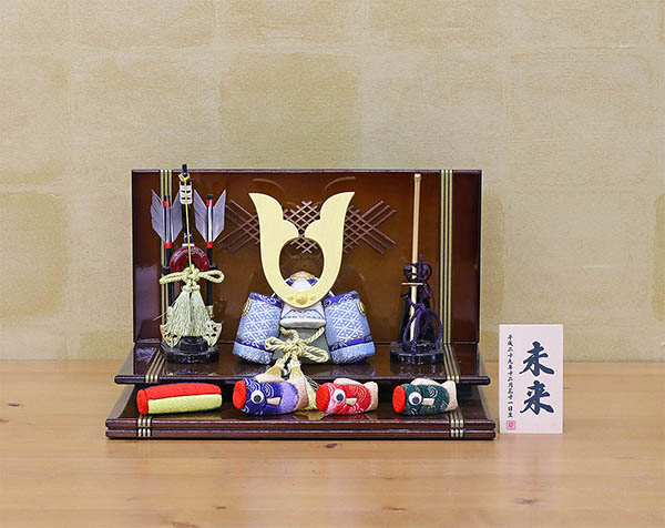五月人形 東玉工房 颯 「青」 中鍬形 木目込み鯉のぼり 茶ぼかし塗り二段飾り台 弓太刀 兜飾り 詳細画像 東玉工房 五月人形 颯 「青」 中鍬形 木目込み鯉のぼり 茶ぼかし塗り二段飾り台 弓太刀 兜飾り 詳細画像