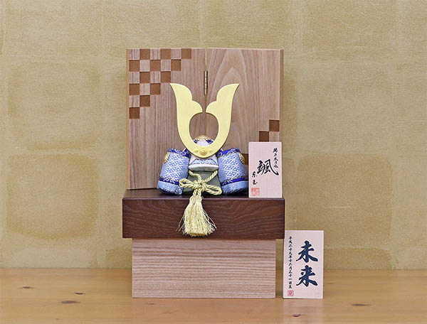 五月人形 東玉工房 颯 「青」 中鍬形 タモ材使用 木製収納箱 市松紋様二曲屏風 兜飾り 詳細画像 東玉工房 五月人形 颯 「青」 中鍬形 タモ材使用 木製収納箱 市松紋様二曲屏風 兜飾り 詳細画像