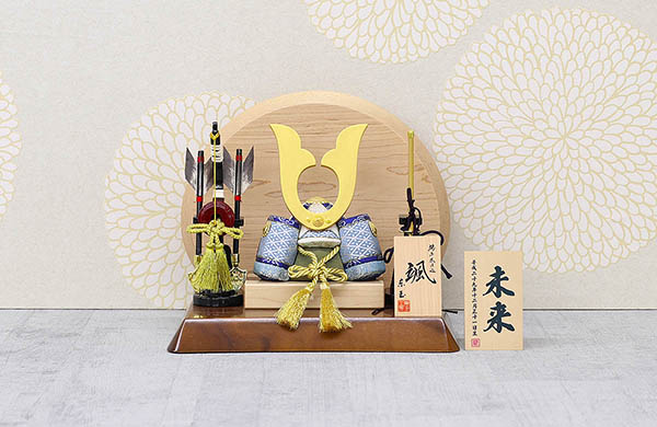 五月人形 東玉工房 颯 「青」 中鍬形 高級木材使用台屏風 弓太刀 兜飾り 詳細画像 東玉工房 五月人形 颯 「青」 中鍬形 高級木材使用台屏風 弓太刀 兜飾り 詳細画像