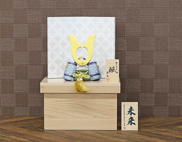 東玉工房　 五月人形　颯 「青」 中鍬形 ハードメイプル製収納箱 兜収納飾り　詳細画像