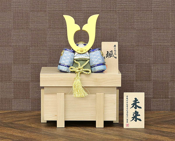 東玉工房　 五月人形　颯 「青」 中鍬形 ハードメイプル製・兜櫃 兜収納飾り　詳細画像