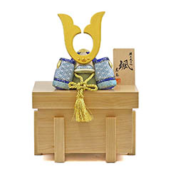 五月人形: 颯 「青」 中鍬形 ハードメイプル製・兜櫃 兜収納飾り