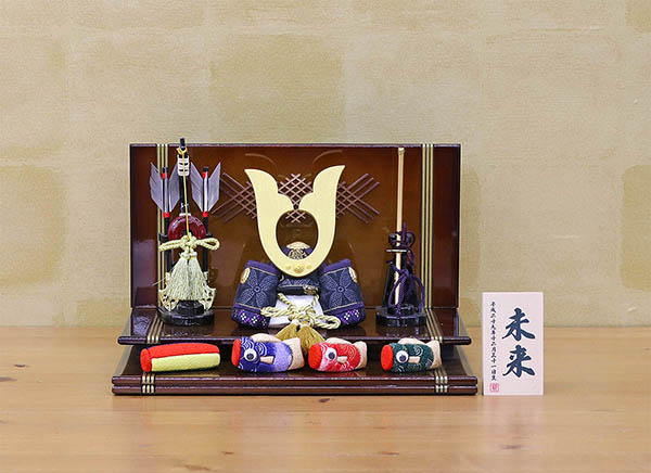 五月人形 東玉工房 颯 「黒」 中鍬形 木目込み鯉のぼり 茶ぼかし塗り二段飾り台 弓太刀 兜飾り 詳細画像 東玉工房 五月人形 颯 「黒」 中鍬形 木目込み鯉のぼり 茶ぼかし塗り二段飾り台 弓太刀 兜飾り 詳細画像