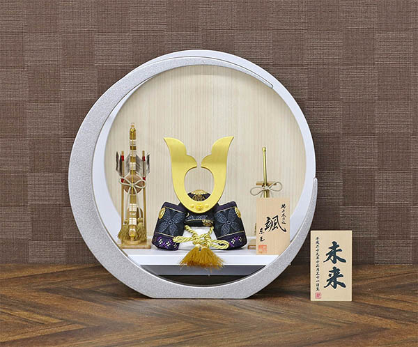 五月人形 東玉工房 颯 「黒」 中鍬形 白銀 木製 円形 三日月形飾り台 (小) 詳細画像 東玉工房 五月人形 颯 「黒」 中鍬形 白銀 木製 円形 三日月形飾り台 (小) 詳細画像